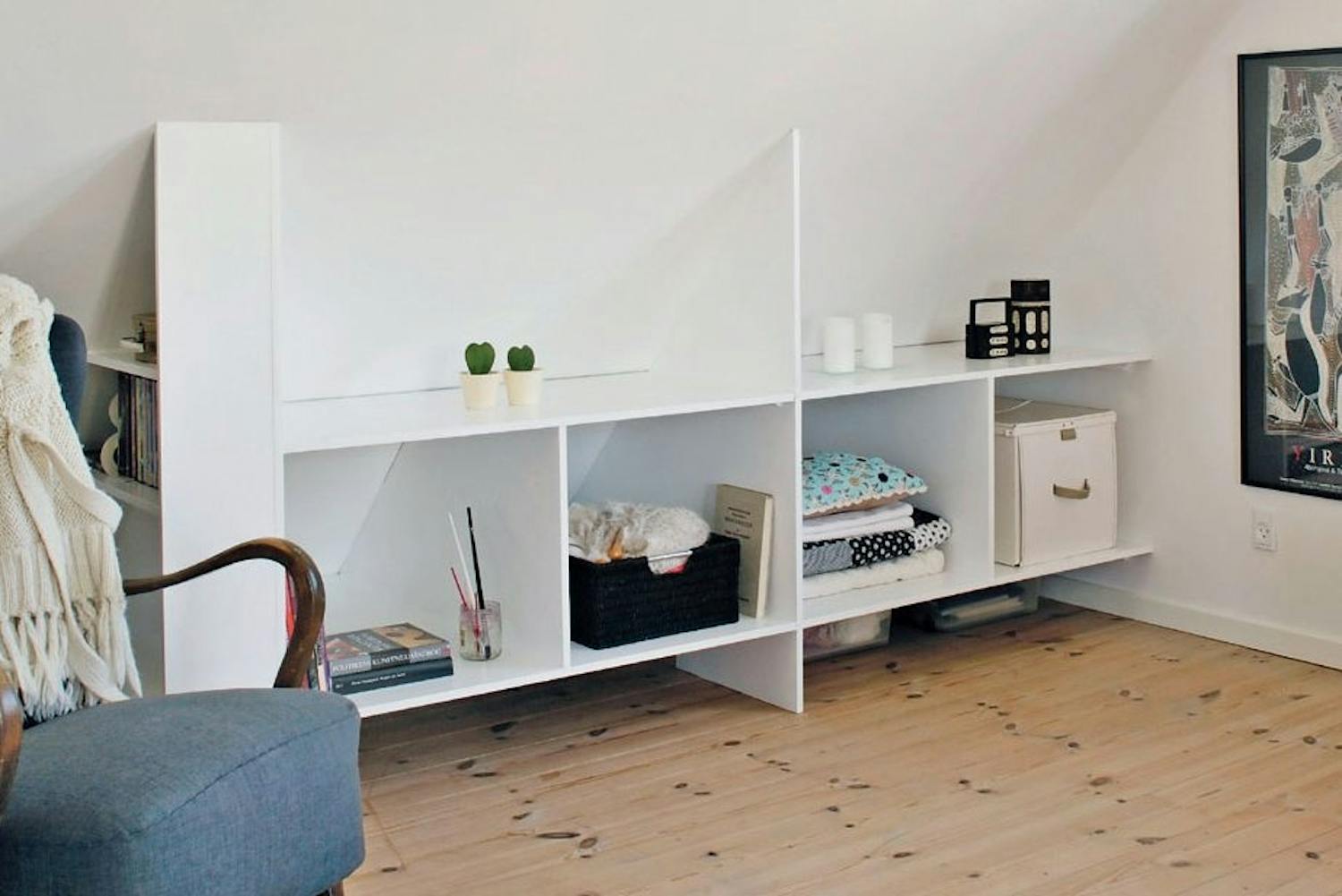 Reol under skråveggen